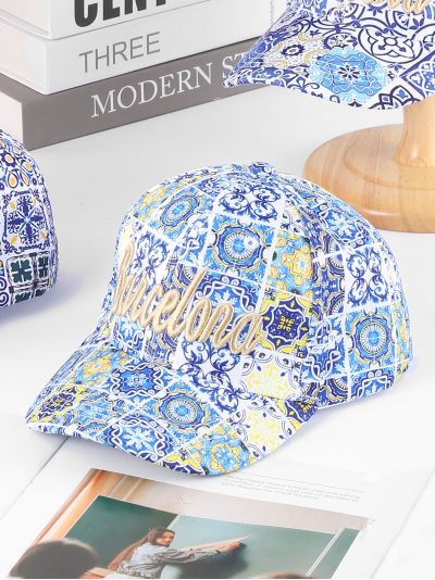 Gorra Barcelona bordada con estampado mosaico