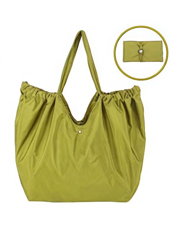 Bolsa maxi dobrável com fecho de botão.