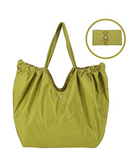 Bolsa maxi dobrável com fecho de botão.