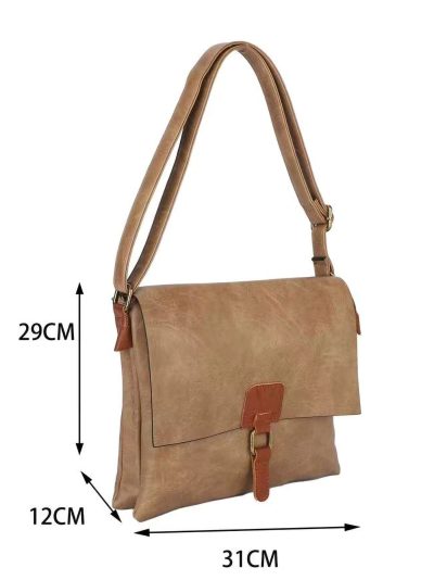 Bolso bandolera con solapa y cierre de hebilla