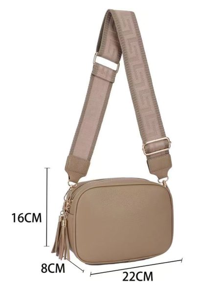 Umhängetasche im Kamerastil mit Quasten