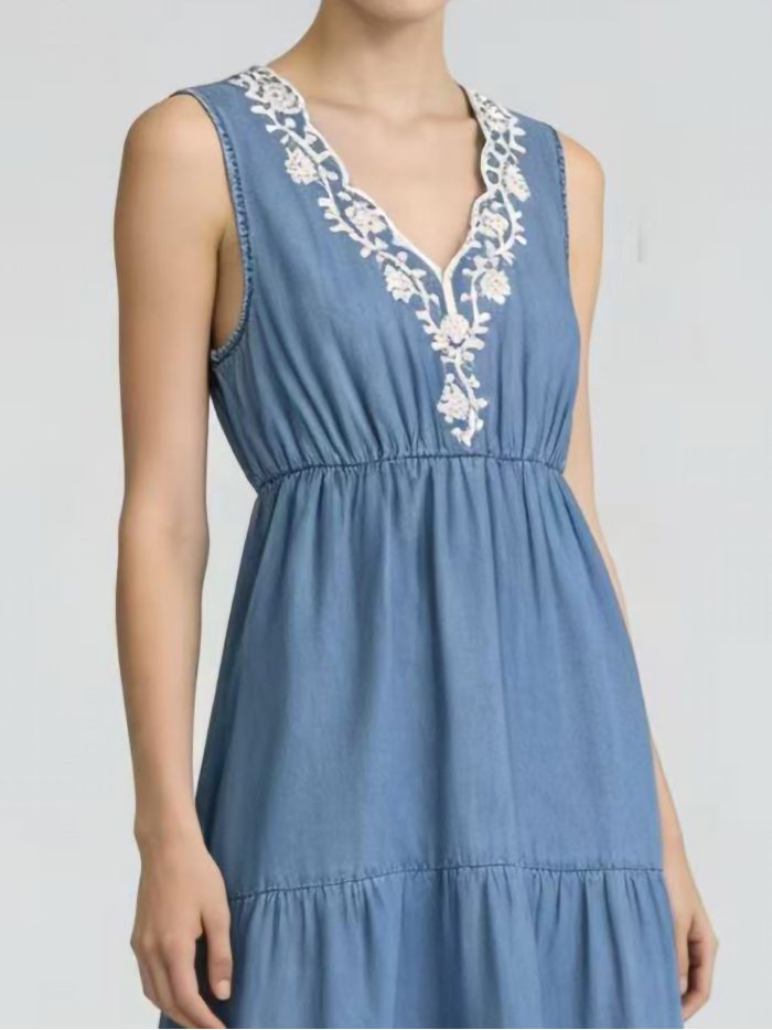 Robe longue brodée, effet denim, col en V