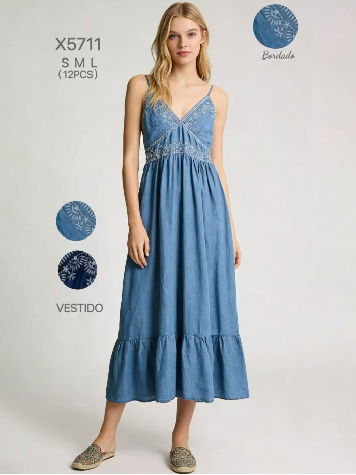 Vestido bordado com efeito jeans e alças.