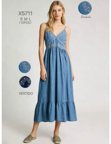 Vestido bordado com efeito jeans e alças.