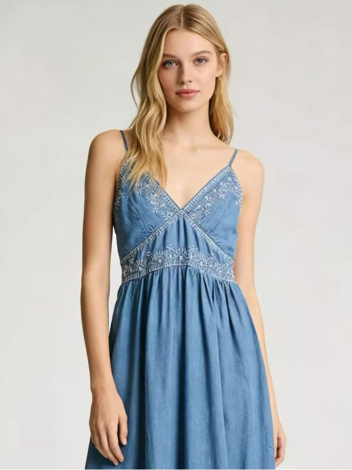 Vestido bordado com efeito jeans e alças.