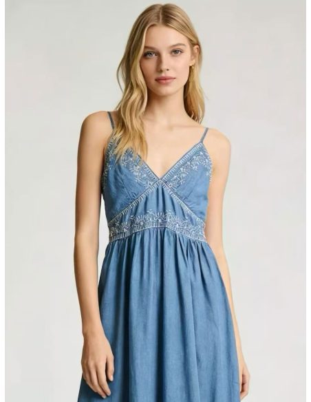 Vestido bordado com efeito jeans e alças.