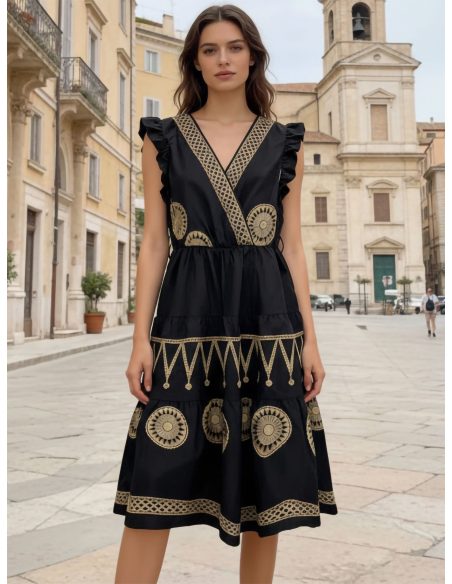 Vestido corto volantes y detalles bordados dorados