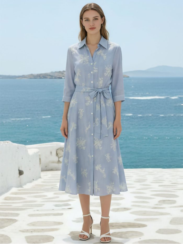 Vestido midi bordado estilo camisa com cinto e bolsos.