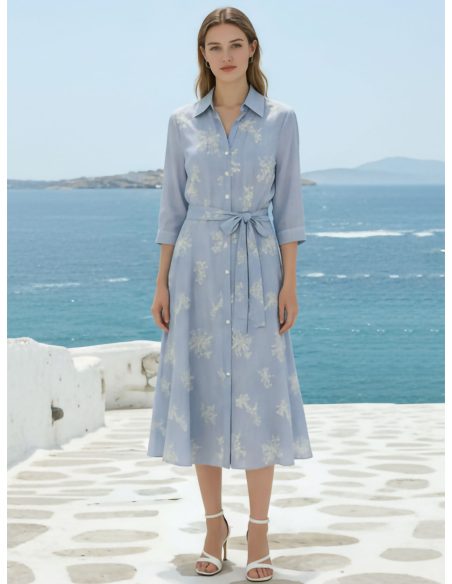 Vestido midi bordado estilo camisa com cinto e bolsos.