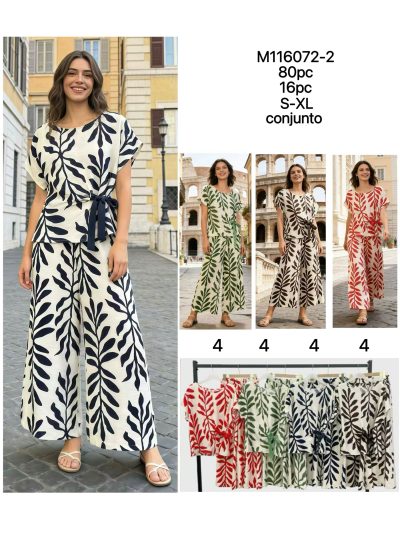 Das Set besteht aus einer Bluse mit Blättermuster und Schleife sowie einer weit geschnittenen Hose. 2