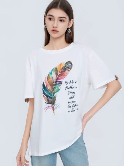 Camiseta oversize estampada pluma multicolor