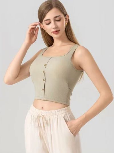 Top cropped canalé botones y escote cuadrado