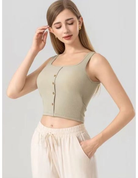 Top cropped canelado com botões e decote quadrado.