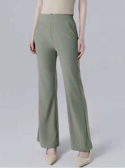 Pantalón flare bolsillos y cintura elástica