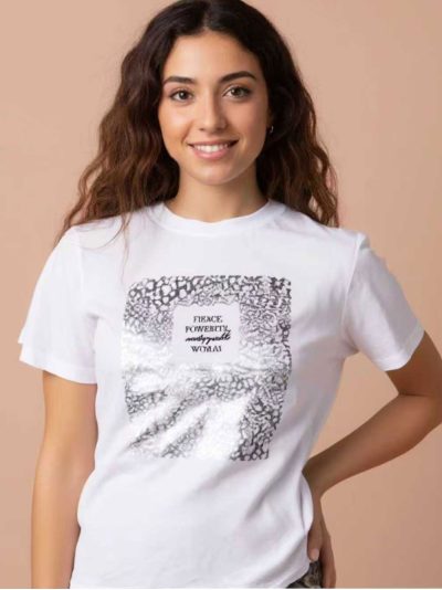 Camiseta com estampa gráfica metálica