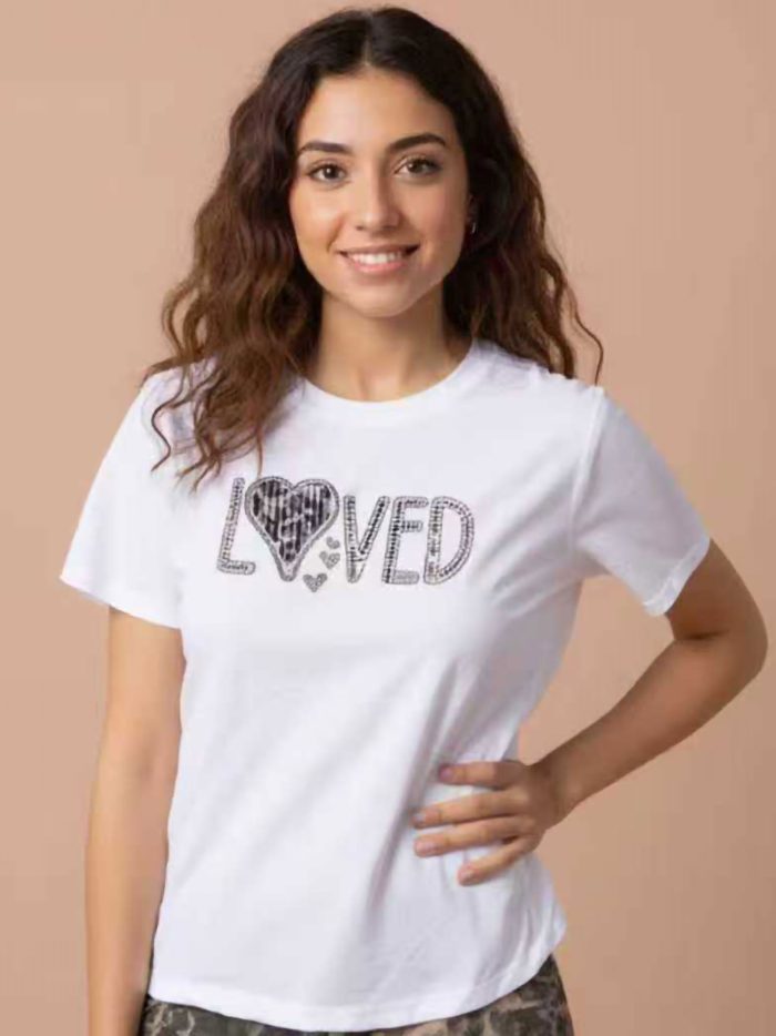 Camiseta linda com strass e estampa de leopardo.