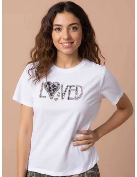 Camiseta linda com strass e estampa de leopardo.