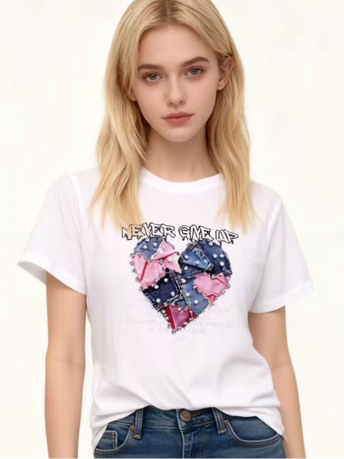 Camiseta com estampa de coração patchwork "Nunca desista"