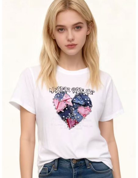 Camiseta com estampa de coração patchwork "Nunca desista"