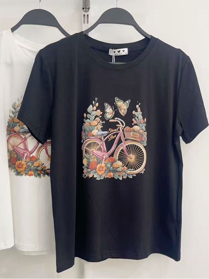 Camiseta estampada com bicicleta e flores.