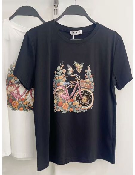 Camiseta estampada com bicicleta e flores.