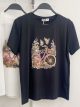 Camiseta estampada com bicicleta e flores.