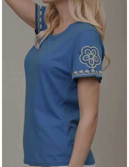 Camiseta bordada floral en mangas
