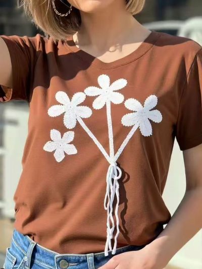 Camiseta flores y cordón