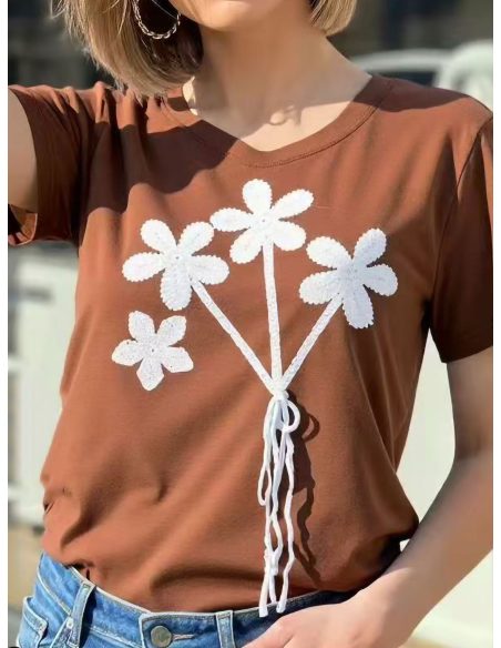 Camiseta flores y cordón