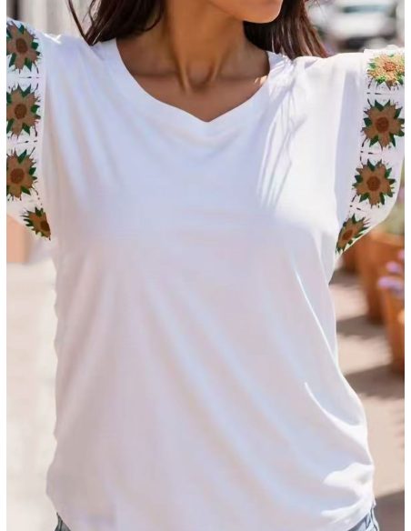 Camiseta ribete floral en mangas