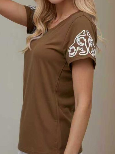 Camiseta bordada en la manga