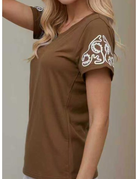 Maglietta ricamata sulla manica