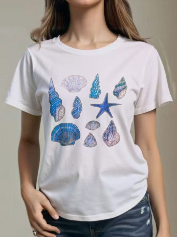 Camiseta estampada de conchas y estrellas de mar