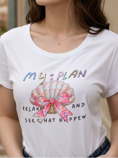 T-shirt con stampa a conchiglia e fiocco