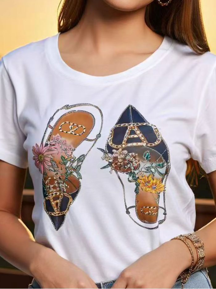 Camiseta estampada de sandalias y flores