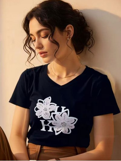 Camiseta aplique floral y letras