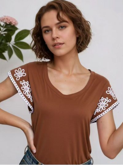 Camiseta cuello pico bordado en mangas