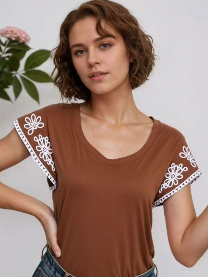 T-shirt à col en V avec manches brodées