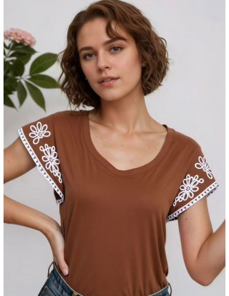 T-shirt à col en V avec manches brodées