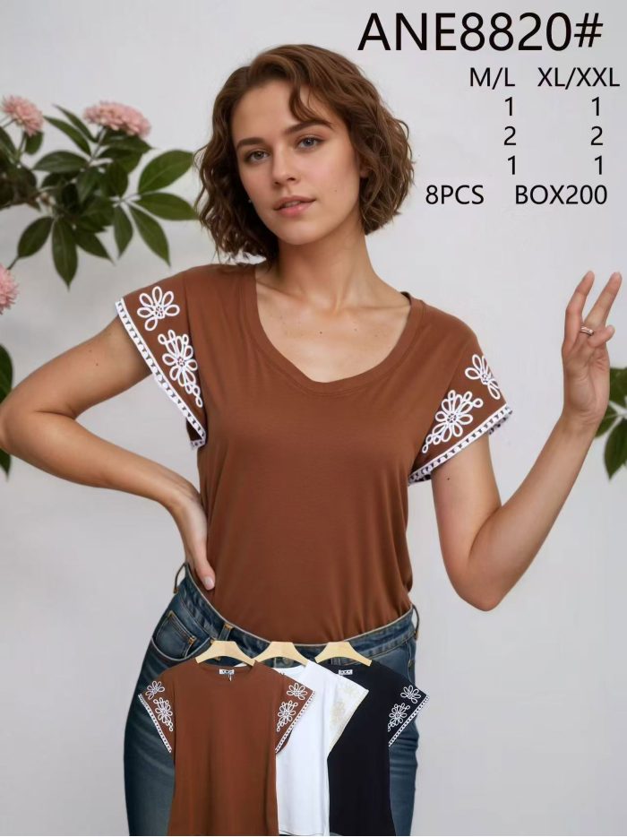 T-shirt à col en V avec manches brodées