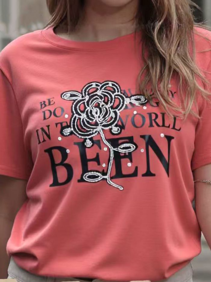 Camiseta estampada rosa y texto