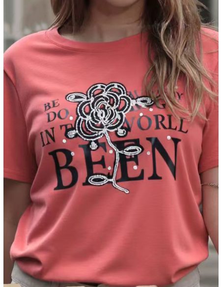 Camiseta estampada rosa y texto