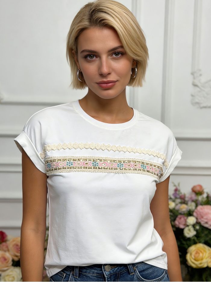 Camiseta com borda bordada e renda.