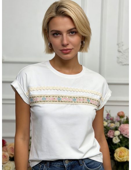 Camiseta com borda bordada e renda.