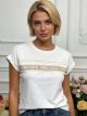 Camiseta com borda bordada e renda.