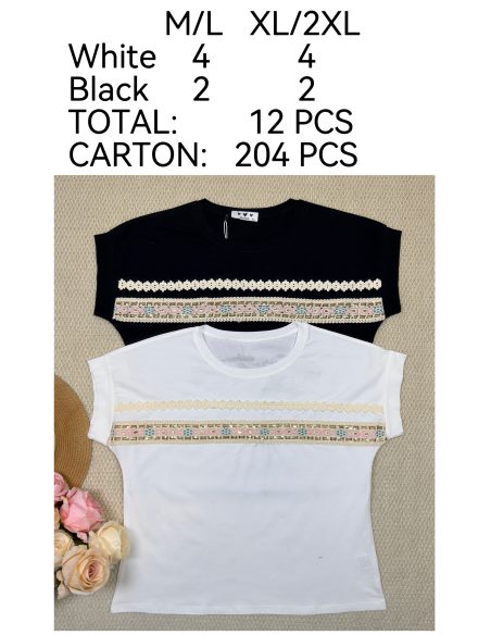 Camiseta com borda bordada e renda.