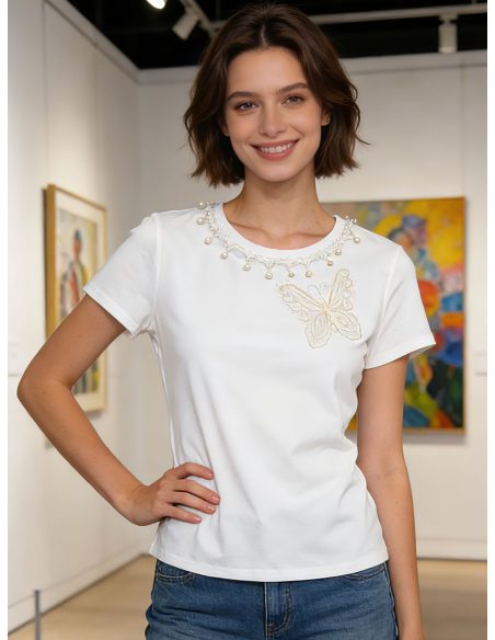 Camiseta bordado de mariposa y cuello perlas