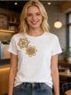 Camiseta com flores e miçangas douradas.