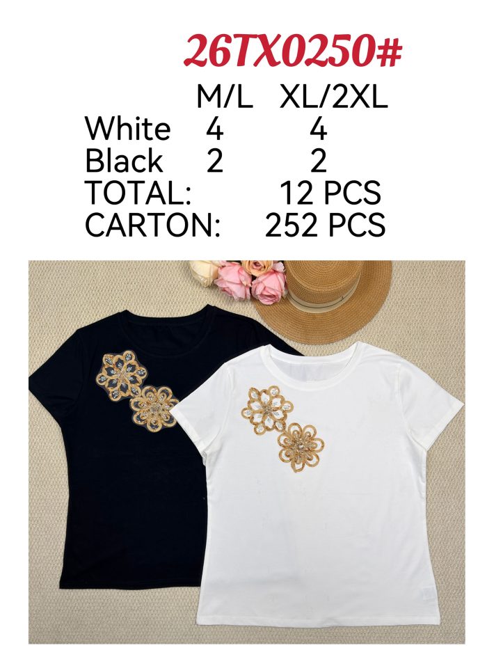 Camiseta com flores e miçangas douradas.