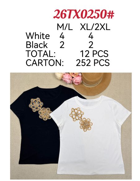 Camiseta com flores e miçangas douradas.